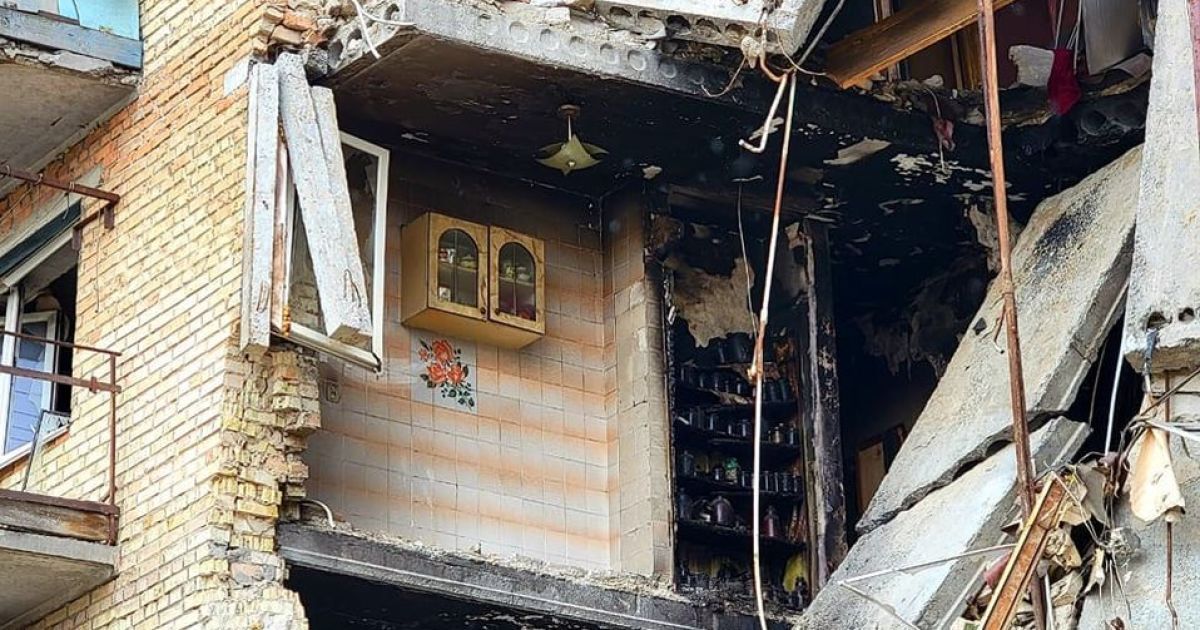 Ще один символ стійкості: у зруйнованому будинку під Києвом вціліла кухонна шафка із закрутками 