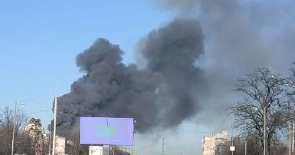 У Києві спалахнув склад: стовп диму видно за кілька кілометрів