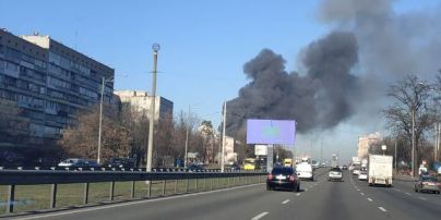 В Киеве загорелся склад: столб дыма видно за несколько километров