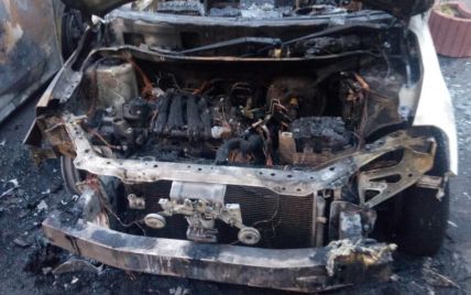 В Одесі вночі невідомі спалили чотири авто в елітному районі