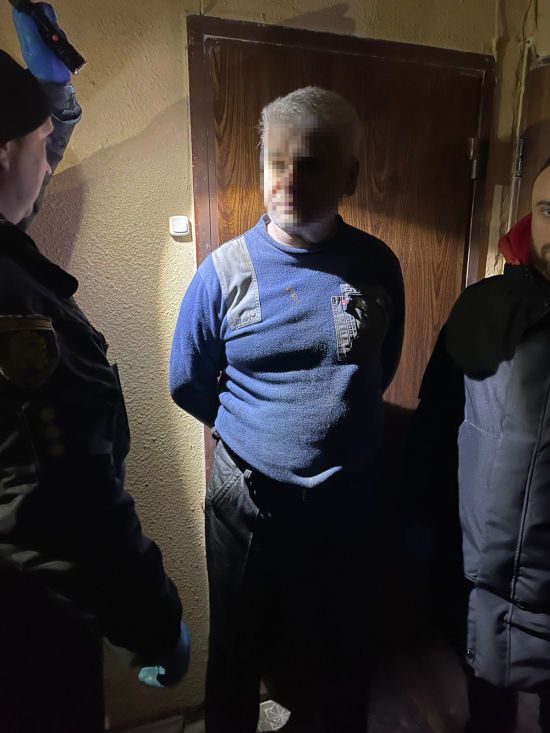 У Харкові чоловік в під'їзді зарубав сокирою сусідку: фото