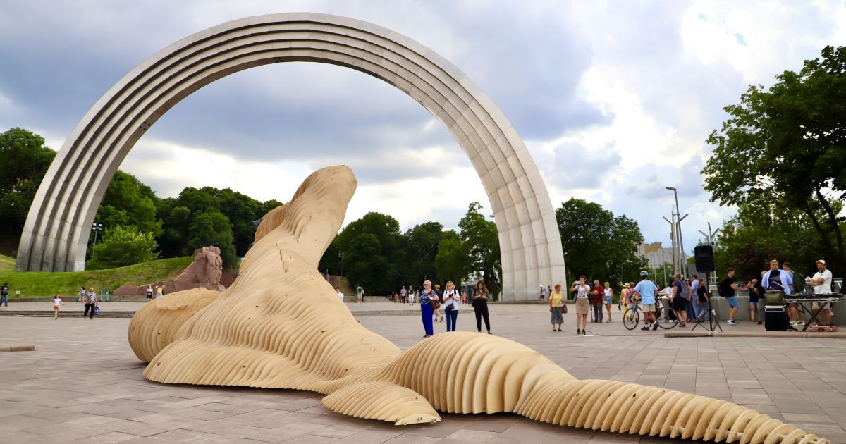 Лежа голышом и из дерева: зачем в центре Киева разместили большую скульптуру человека