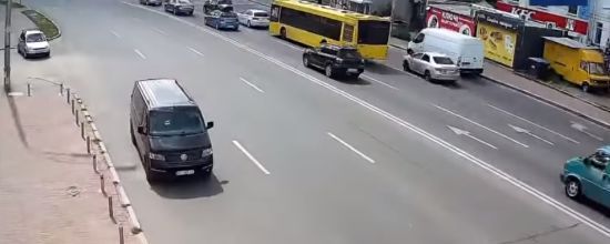 У Києві автівка без водія перетнула шестисмугову дорогу та в'їхала у паркан