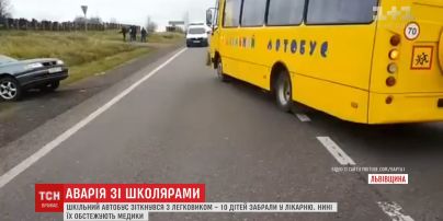Десятьох дітей шпиталізували після ДТП шкільного автобуса на Львівщині