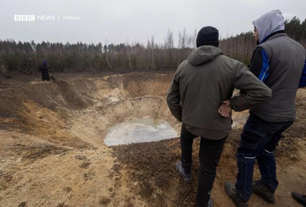 Навколо вирви випалило ліс / фото bbc.com/ukrainian / © 