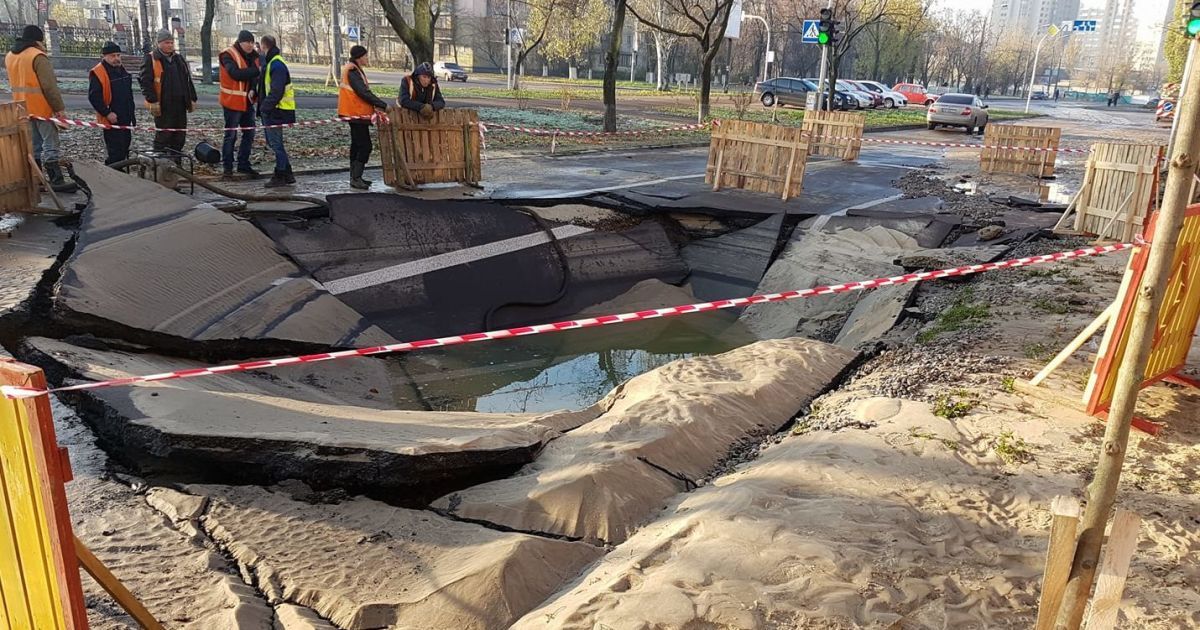 В Киеве из-за прорыва водопровода перекрыли бульвар