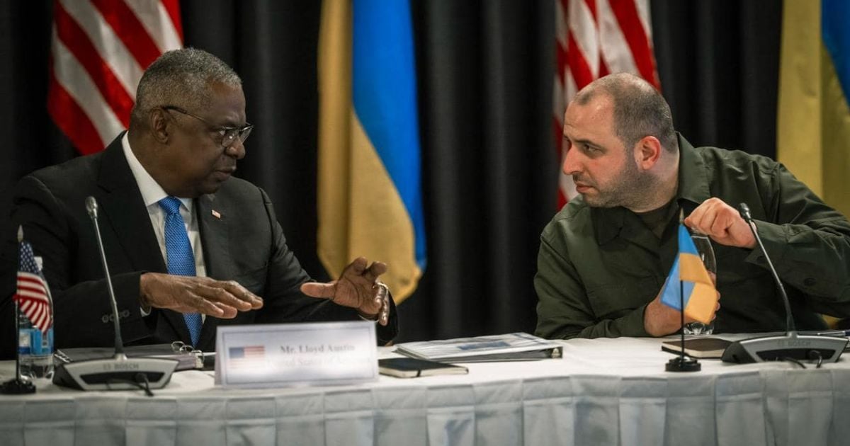 Міністр оборони України Рустем Умєров з головою Пентагону Ллойдом Остіном