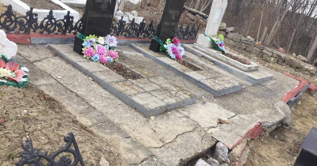 Здали на метал: в Одеській області чоловіки поглумилися з могил і викрали огорожу