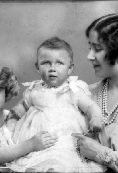 Королева Елизавета, королева-консорт короля Георга VI с принцессами Елизаветой и Маргарет / © Getty Images