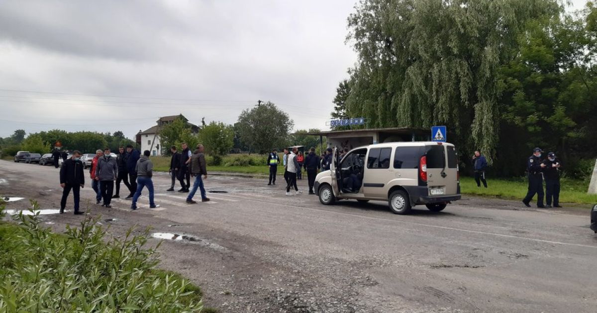 На Прикарпатье жители шести сел перекрыли дорогу, требуя ремонта: фото