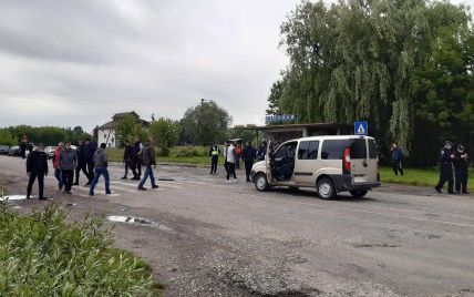 На Прикарпатье жители шести сел перекрыли дорогу, требуя ремонта: фото