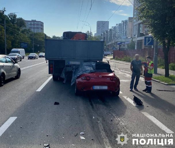 На проспекті Лобановського у Києві сталася фатальна аварія з легковиком і вантажівкою