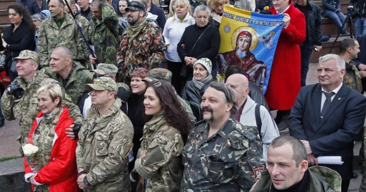 Добровольческим подразделениям не место в тылу, считает Луценко