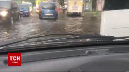 У Києві на Кирилівській тролейбус заглух у калюжі