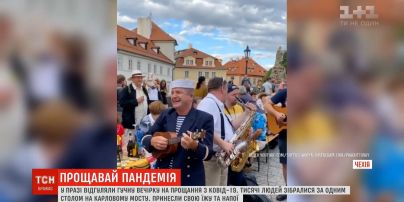 Жителі Праги влаштували гучну вечірку "на прощання з коронавірусом"