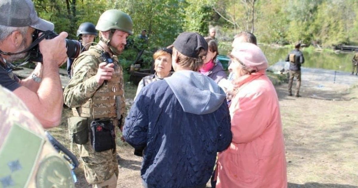 Нацгвардійці евакуювали людей, які ховались від обстрілів у лісі на Донеччині (фото)