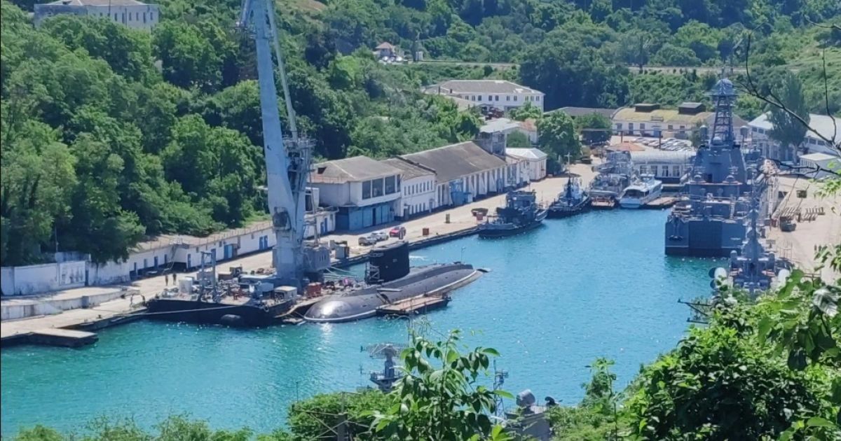 Подводная лодка ЧФ РФ "Алроса" на ремонте в Севастополе, фото/Радио Свобода Крым.Реалии