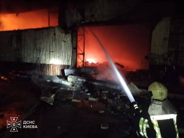 Пожежа в Києві внаслідок ракетного удару / © ДСНС