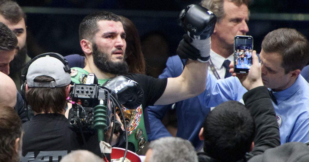 Напрасно снял трусы: российский боксер-чемпион провалил взвешивание перед защитой титулов (видео)