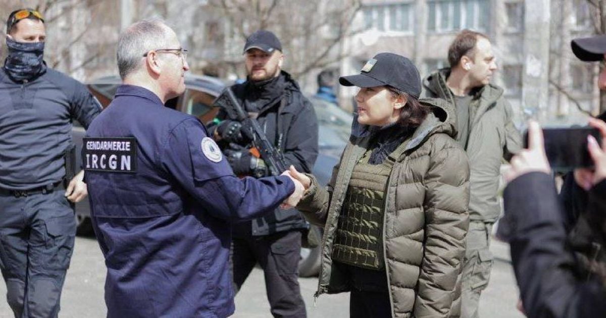 ​Французькі експерти прибули до України для допомоги у розслідуванні воєнних злочинів РФ