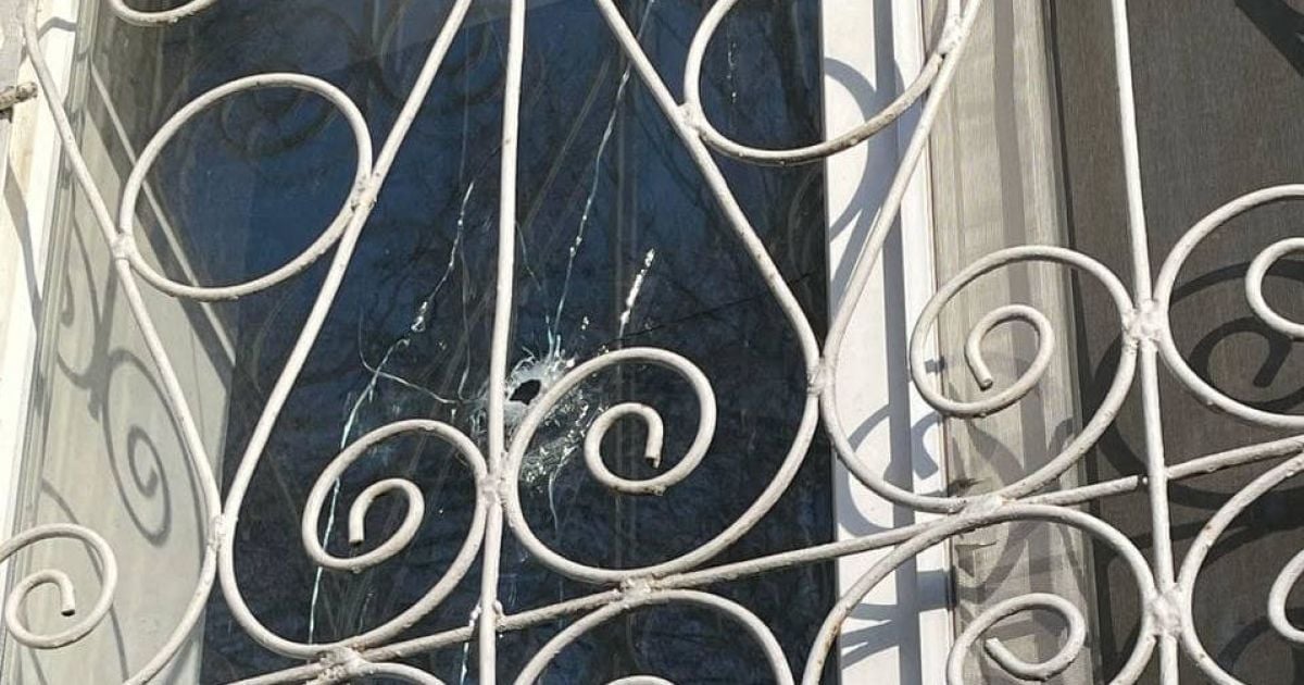 36 понівечених вікон: окупанти масово обстріляли лікарні Миколаєва (фото, відео)