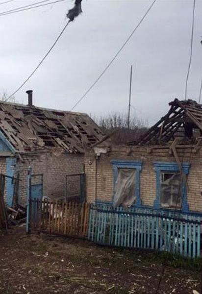 Боевики мощным огнем накрыли жилые кварталы Авдеевки, один дом уничтожен полностью