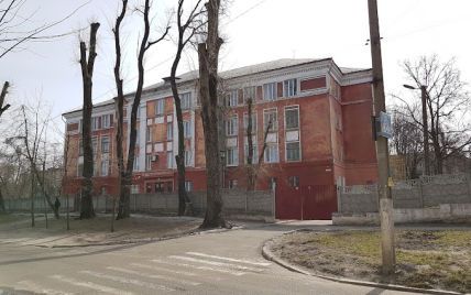 "Над містом літали ракети": жителька Кам'янська звинуватила директорку школи, що та не впустила доньку до укриття