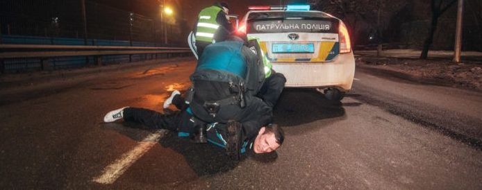 Пьяный водитель на Kia влетел в Nissan и обещал изнасиловать полицию в Киеве