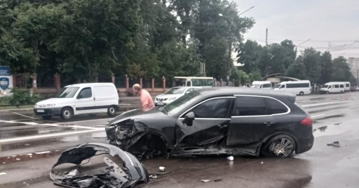 У Борисполі Porsche Cayenne врізався у світлофор: з'явилися фото