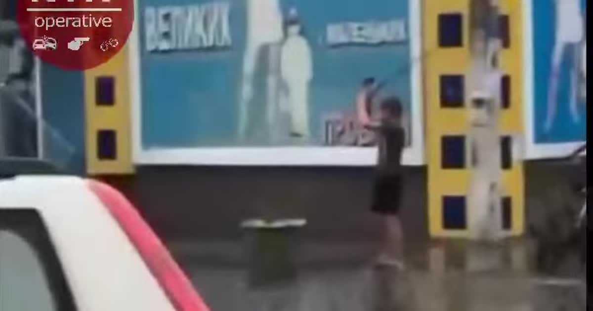 Київські "герої" дощового дня: під час зливи містяни встигли порибалити, врятувати песика і "проплисти" на велосипеді