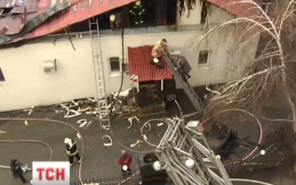 Спасатели, которые погибли в пожаре, поднимались на крышу дома в "разведку"