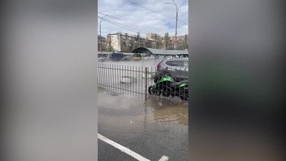 В Києві заливає окропом переходи метро: що сталося