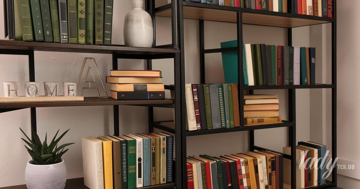 Як стильно оформити полиці у вітальні