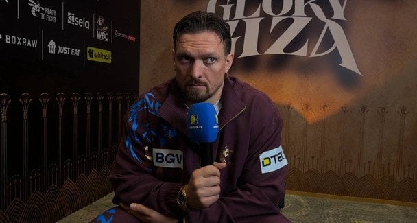 Олександр Усик під час коментаря за кілька днів до бою з Верховеном / © ТСН