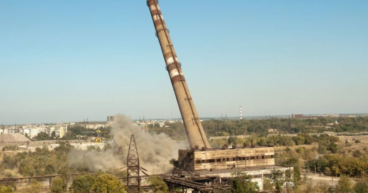 На "Запорожстали" демонтировали огромную трубу / © УНИАН