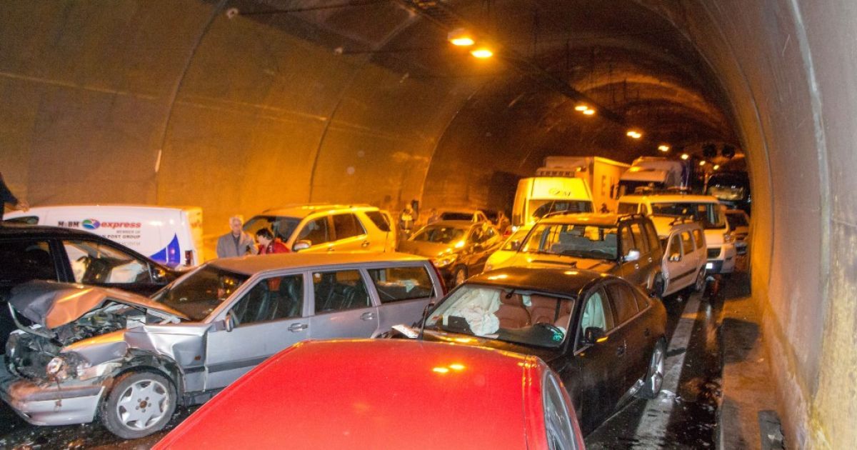 В Болгарии десятки авто попали в аварию / © БНТ