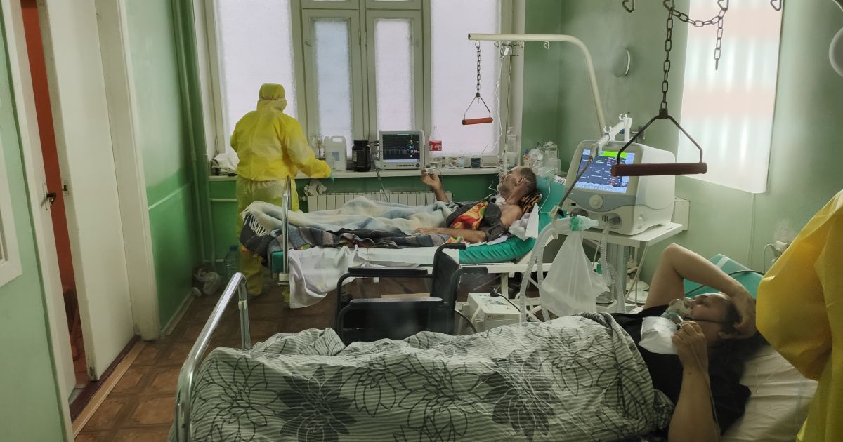 Лікарям доводиться обирати, кому віддати рятівний кисень: яка ситуація в лікарнях України для хворих на коронавірус