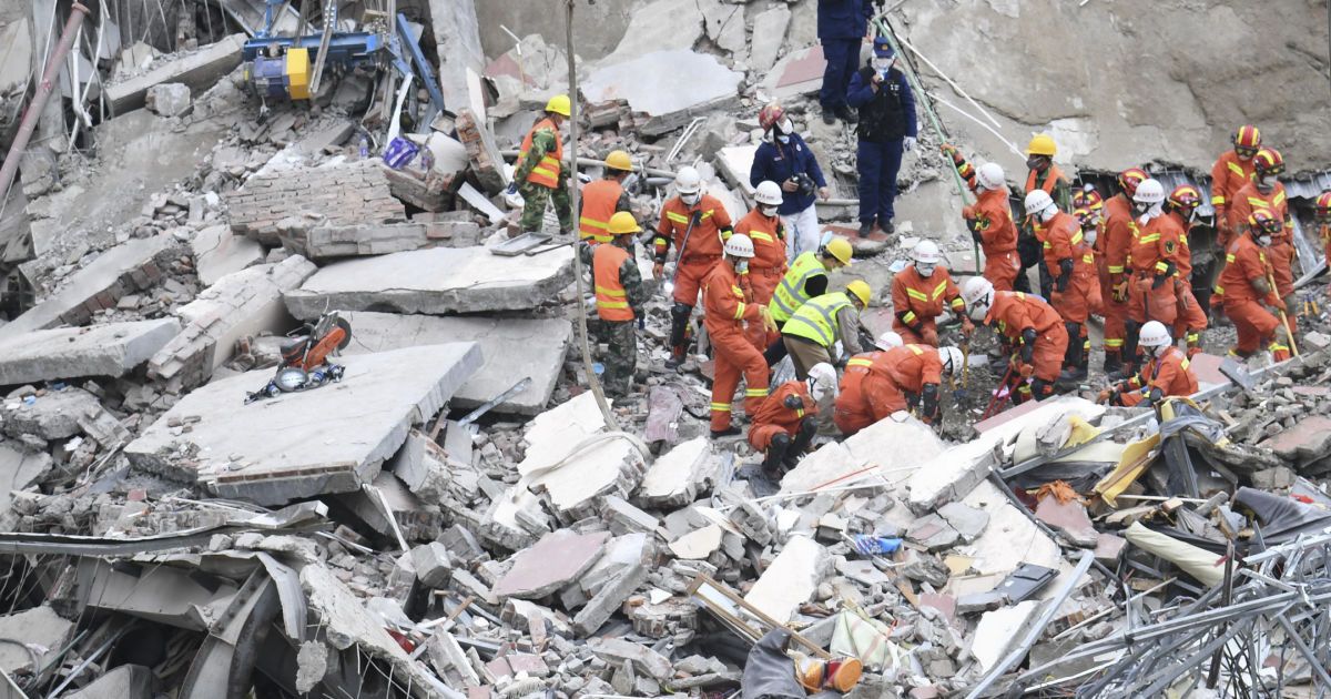 Обвал карантинного центра в Китае: из-под завалов вытащили маму с ребенком