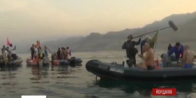 Мертвое море спасают от иссушения пловцы со всего мира