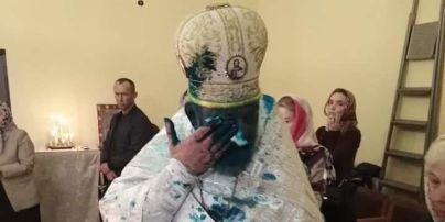 На Львівщині ​​священника Московського патріархату облили зеленкою під час богослужіння (фото)