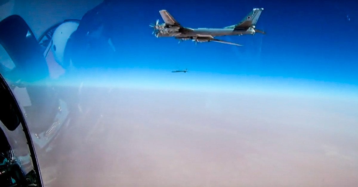Российский стратегический Т-95 наносит удар ракетой X-101