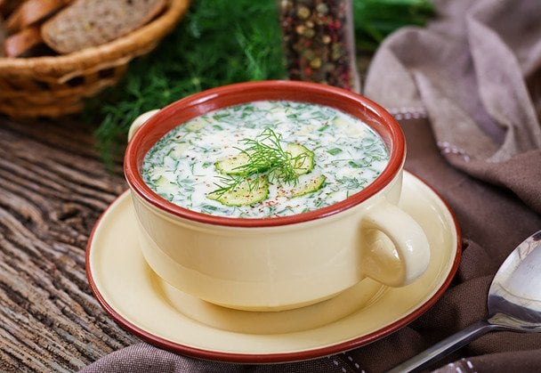 Замініть ковбасу в окрошці на цей продукт — і вона стане в рази смачнішою: секрет іменитих кухарів