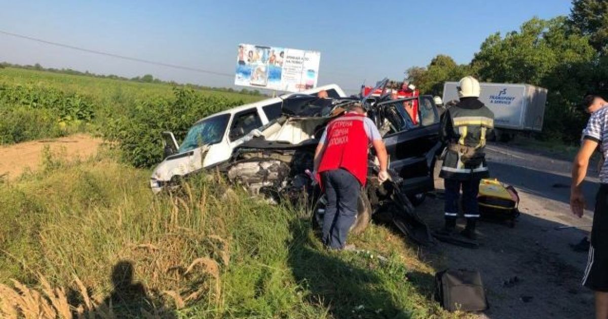Через масштабну ДТП у Закарпатській області перекрили трасу Київ-Чоп