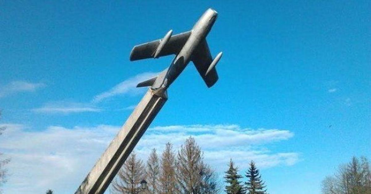 У Тернополі демонтували рядянський символ - літак "МІГ-17"