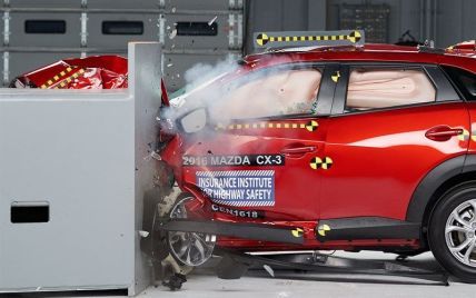 Mazda CX-3 прошел краш-тест IIHS на "отлично" (Видео)