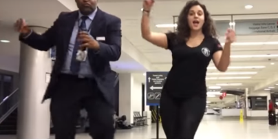 В США женщина всю ночь танцевала с работниками аэропорта, опоздав на рейс