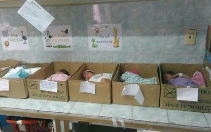В венесуэльской больнице новорожденных складывают в картонные коробки