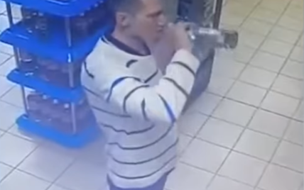 Винахідливий росіянин жлуктить горілку в супермаркеті, аби не платити