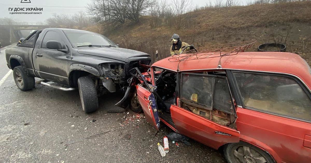 В Кривом Роге столкнулись Dodge и "Жигули": погибли два человека