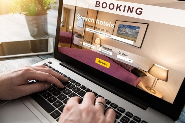 На известный агрегатор Booking.com подали в суд: в чем причина